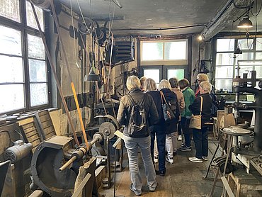 Seniorinnen und Senioren in einer alten Messerschmiede in Öhringen